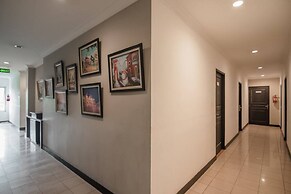 RedDoorz Plus near Mangga Besar Station 2