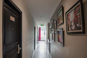 RedDoorz Plus near Mangga Besar Station 2