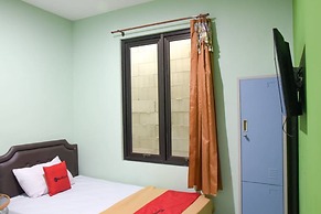 RedDoorz Syariah near DBL Arena 2