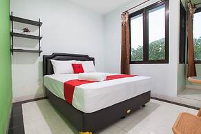 RedDoorz Syariah near DBL Arena 2