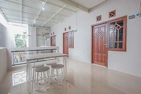 RedDoorz near Ciputra Golf Surabaya