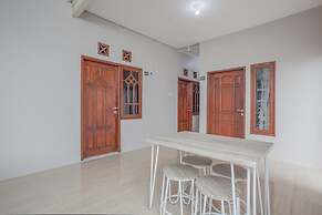 RedDoorz near Ciputra Golf Surabaya