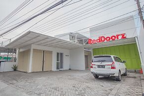 RedDoorz near Ciputra Golf Surabaya