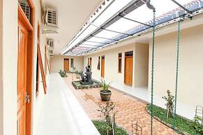 RedDoorz near Balekambang City Park