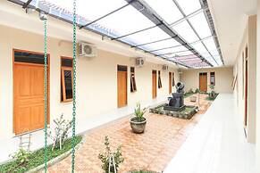 RedDoorz near Balekambang City Park