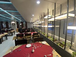 Hotel Aarunya Royale