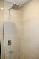 Hotel Aarunya Royale