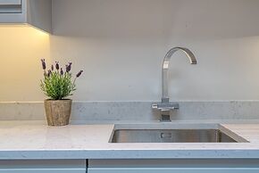 The Larry Mullen Suite - hiphipstay