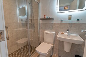 The Larry Mullen Suite - hiphipstay