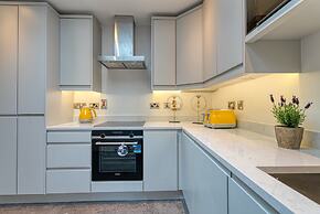 The Larry Mullen Suite - hiphipstay