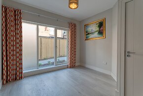 The Larry Mullen Suite - hiphipstay