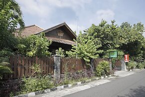 OYO 804 Ndalem Maharani Guest House