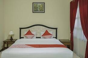 OYO 804 Ndalem Maharani Guest House