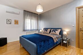 Luxury beach apartment private parking