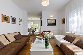 Luxury beach apartment private parking