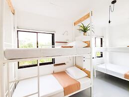 Murals Hostel & Cafe Mactan