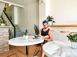 Murals Hostel & Cafe Mactan