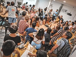 Murals Hostel & Cafe Mactan