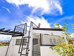 Murals Hostel & Cafe Mactan