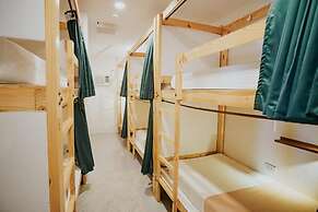 Murals Hostel & Cafe Mactan