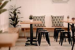 Murals Hostel & Cafe Mactan