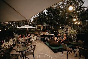 Murals Hostel & Cafe Mactan