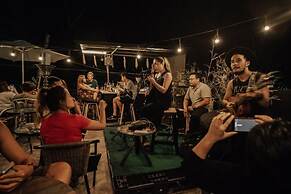 Murals Hostel & Cafe Mactan