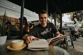 Murals Hostel & Cafe Mactan