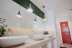 Murals Hostel & Cafe Mactan