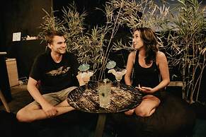 Murals Hostel & Cafe Mactan