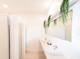 Murals Hostel & Cafe Mactan