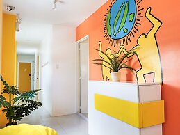 Murals Hostel & Cafe Mactan