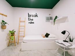 Murals Hostel & Cafe Mactan