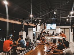 Murals Hostel & Cafe Mactan