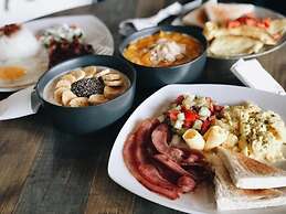 Murals Hostel & Cafe Mactan