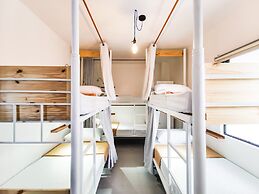 Murals Hostel & Cafe Mactan