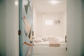 Murals Hostel & Cafe Mactan