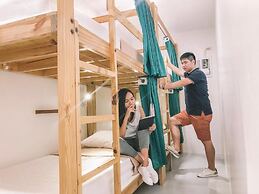 Murals Hostel & Cafe Mactan