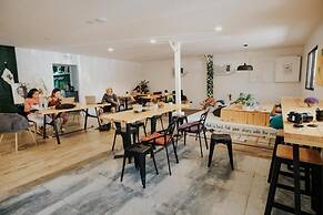 Murals Hostel & Cafe Mactan