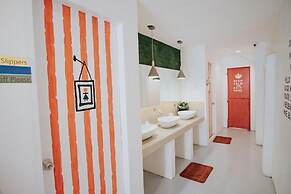 Murals Hostel & Cafe Mactan