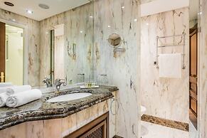 2 Bedrooms Apartment Frontline Beach