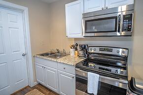 Remodeled Guest House Near Downtown/military Base