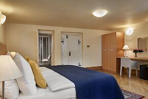 Mostecká 12 Residence