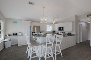 Canario  3 Bedroom Home by RedAwning