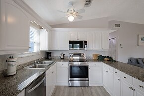 Canario  3 Bedroom Home by RedAwning