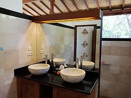 Teluk Indah Beach & Pool Villa