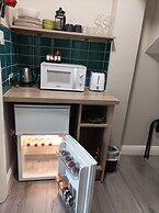 Tom Dick and Harriet's