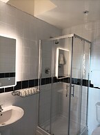 Tom Dick and Harriet's