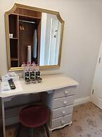 Tom Dick and Harriet's