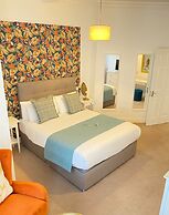 Tom Dick and Harriet's